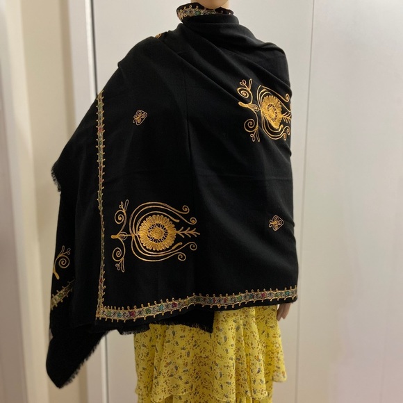 VINTAGE oversized embroidered scarf/wrap - Picture 4 of 9